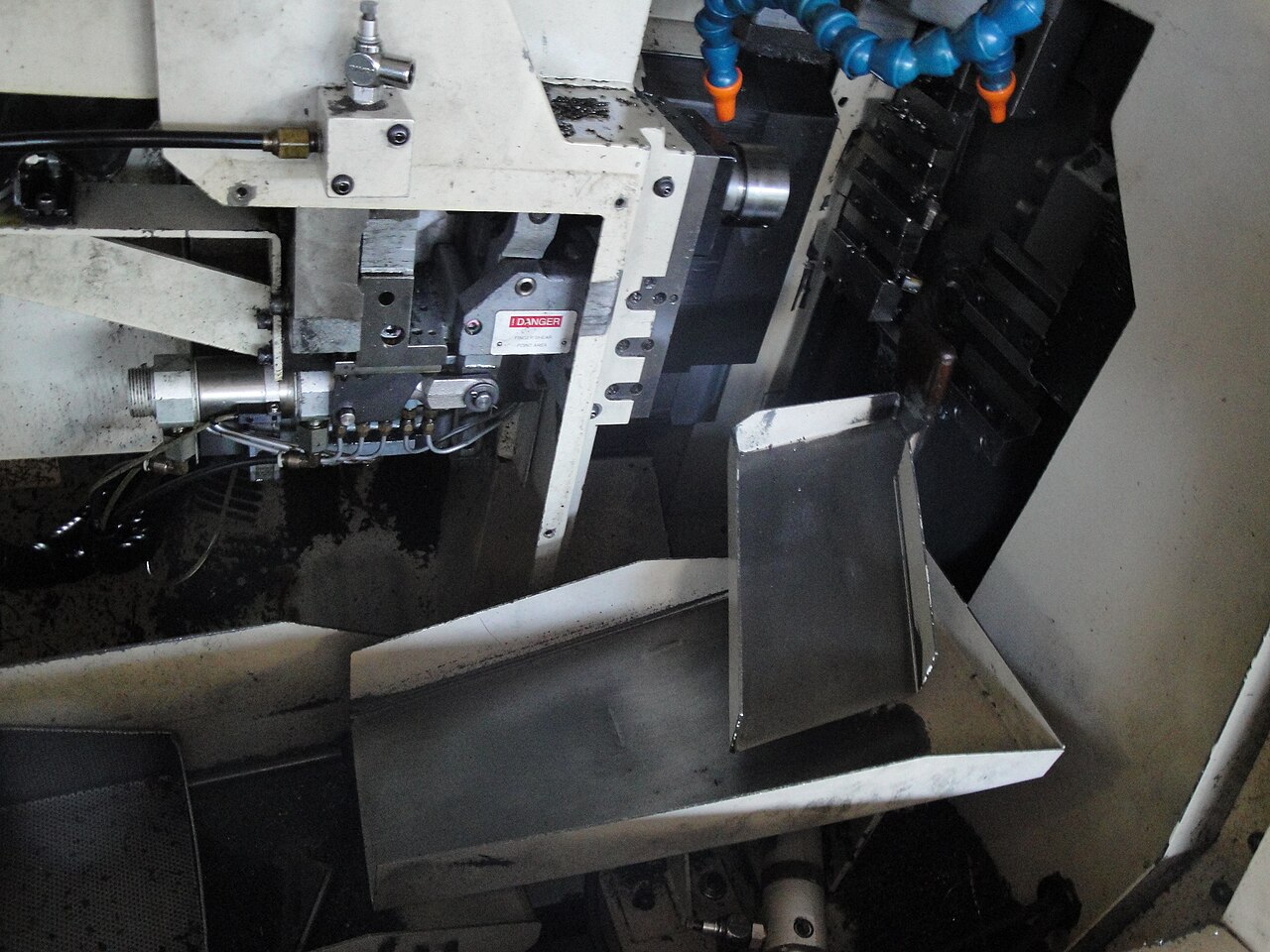 CNC 走心机内部刀具与冷却喷嘴